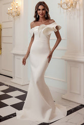 Elegante vestido formal de noche color burdeos con un solo hombro